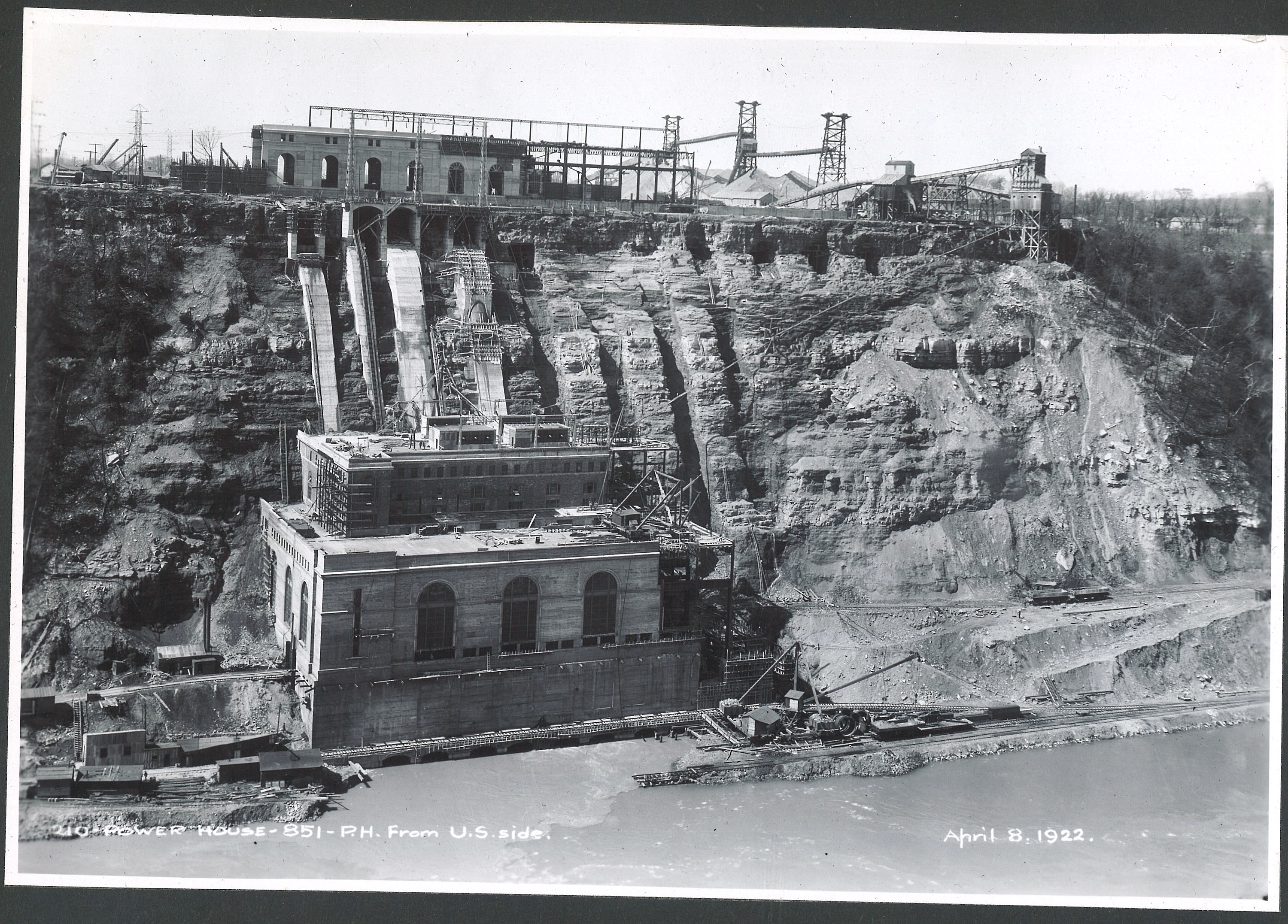The Sir Adam Beck I GS powerhouse, then called the Queenston-Chippawa Hydroelectric Plant, under construction.