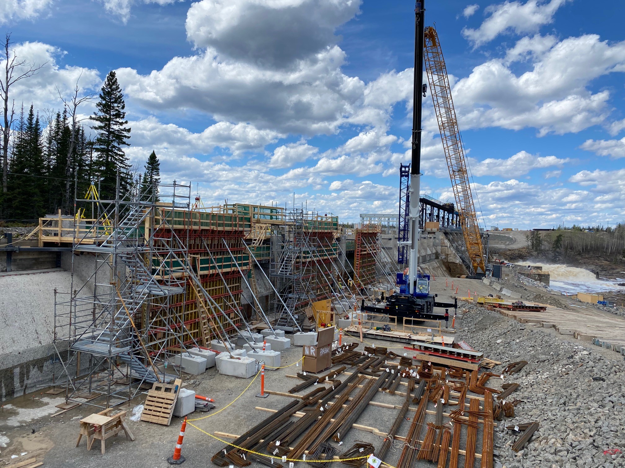 The Smoky Falls Dam Safety Project is underway to rehabilitate the 100-year-old spillway and sluiceway structures at OPG’s Smoky Falls Generating Station in northeast Ontario.