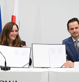 OPG President & CEO, Nicolle Butcher and Bartosz Fijałkowski sign letter of intent.