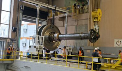 A new runner and shaft assembly arrives at OPG's Sir Adam Beck I hydro station in Niagara.